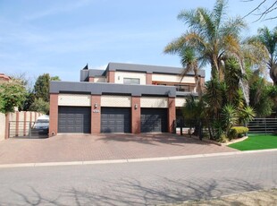 House For Sale in Featherbrooke Estate, Krugersdorp