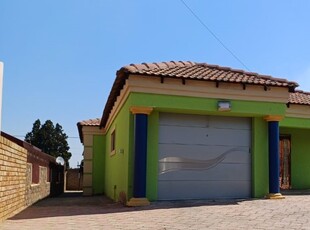 House For Sale in Mohlakeng, Randfontein