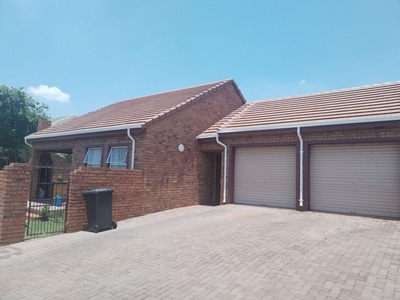 3 Bedroom Townhouse For Sale in Amberfield