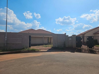 Be the envy of friends and family with this beautiful 3 bedroom in Protea Glen Ext14