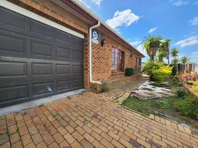 Lovely modern family home within 5 minutes drive to Tygerberg Hospital.