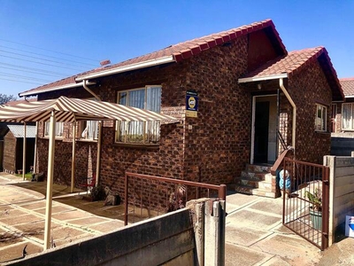 Townhouse For Sale In Mondeor, Johannesburg