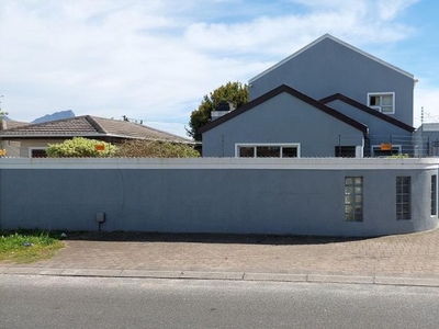 6 Bedroom house sold in Wetton, Cape Town