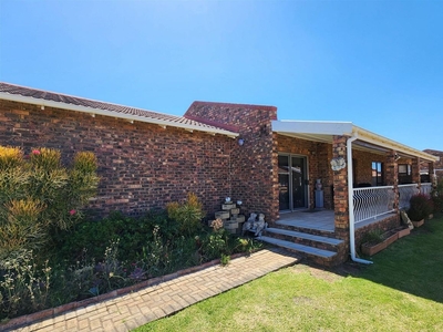 2 Bedroom Townhouse For Sale in Jeffreys Bay Central