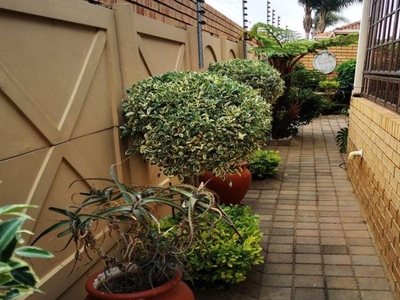 2 Bedroom townhouse - sectional rented in Equestria, Pretoria