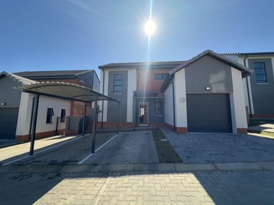 3 Bedroom Duplex For Sale in Rooihuiskraal North