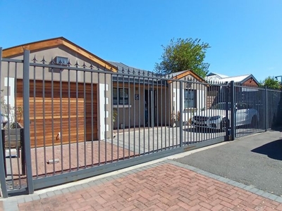 2 Bedroom house to rent in Rondebosch East, Cape Town