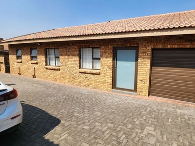 Face Brick Cluster Simplex with Double Garage
