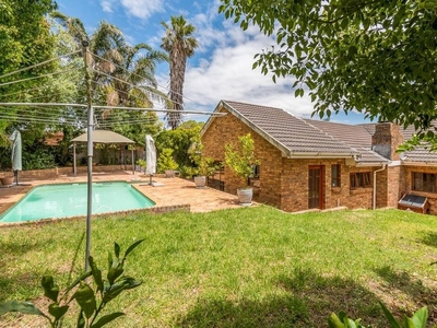 Your Entertainer's Dream Home in Berg-en-Dal, Wellington Awaits!