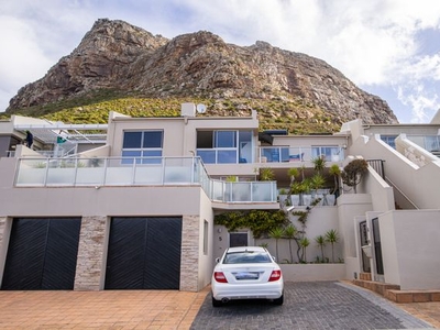 3 Bedroom Apartment For Sale in Muizenberg