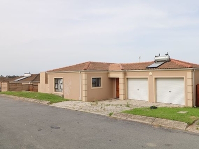 3 Bedroom Townhouse For Sale in Gonubie