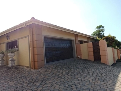 3 Bedroom Townhouse For Sale in Uvongo