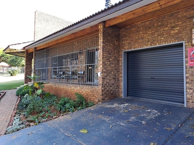 Huge renovated family home in Garsfontein