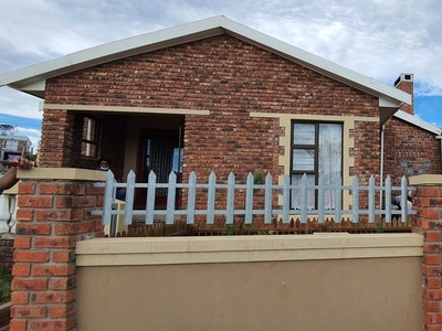 3 Bedroom House For Sale in Kruisfontein, Humansdorp