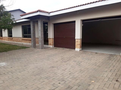 Apartment For Rent In Langenhovenpark, Bloemfontein