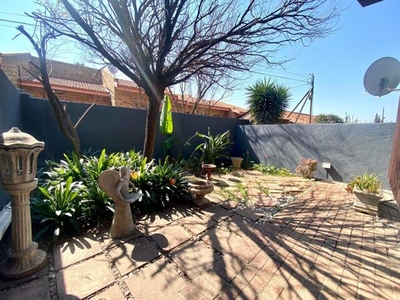 Townhouse For Sale In Model Park, Witbank