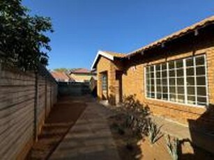 2 Bedroom Simplex for Sale For Sale in Rustenburg - MR647697