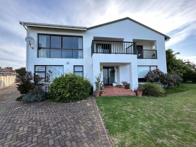4 BEDROOM HOUSE IN SOUGHT AFTER NOORSEKLOOF AREA WITH AMAZING KLOOF AND SEAVIEWS