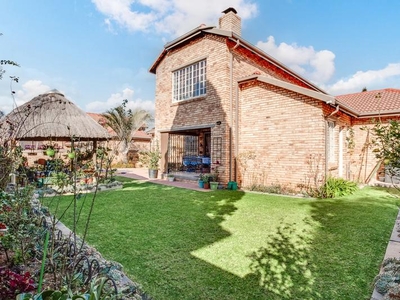 Exquisite 4 bedroomed freestanding home (Sectional Title) in the sought after area of Boskruin