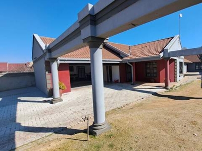 House For Sale In Lourierpark, Bloemfontein