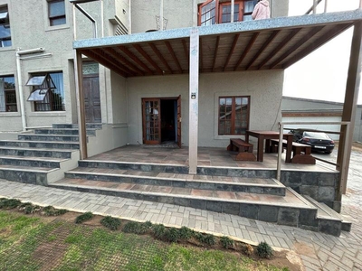 SPACIOUS 4 BEDROOM HOUSE WITH STUNNING MOUNTAIN AND SEA VIEWS