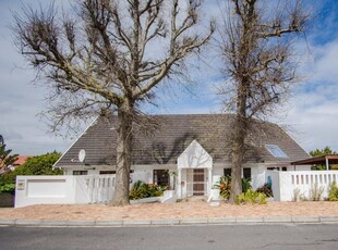 4 Bedroom house for sale in Monte Sereno, Somerset West