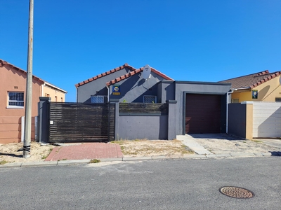 House For Sale in Strandfontein