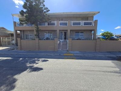 House For Sale in Strandfontein