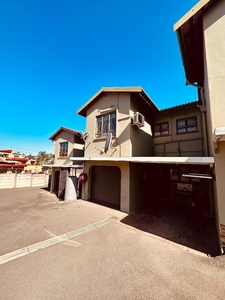 Townhouse For Sale in Newlands West