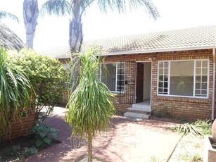 2 Bed Townhouse in Rooihuiskraal North