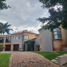 SPACIOUS, LIGHT AND BRIGHT FURNISHED HOME IN WOODHILL GOLF ESTATE. AVAILABLE 1 DEC 2024