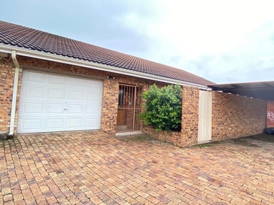 3 Bedroom Townhouse For Sale in Huttenheights