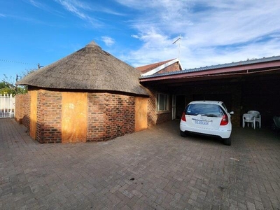 House For Sale In Rhodesdene, Kimberley