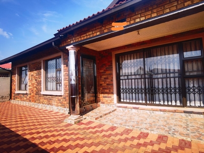 3 Bedroom House For Sale in Tsakane