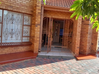 3 Bedroom House For Sale in Hospital View