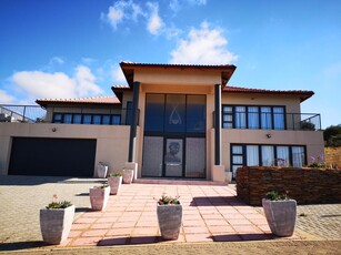 Expansive three-bedroom house in Coral Beach, Winterstrand