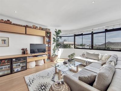 2 Bedroom Flat For Sale in Sea Point