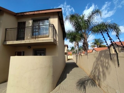 3 Bedroom Townhouse For Sale in Heatherview