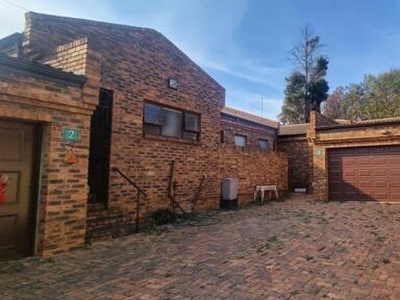 Townhouse For Rent In Bruma, Johannesburg