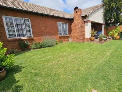 2 Bedroom townhouse - sectional to rent in Equestria, Pretoria