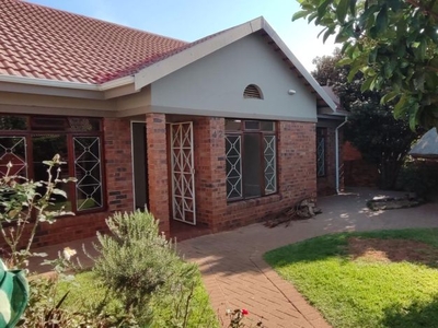 3 Bedroom townhouse - sectional to rent in Flamwood, Klerksdorp