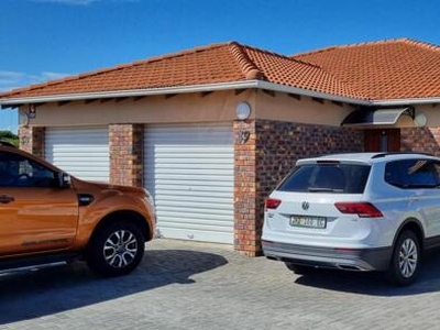 Townhouse For Rent In Humewood, Port Elizabeth