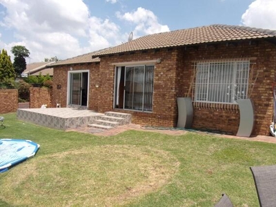 Townhouse For Rent In Radiokop, Roodepoort