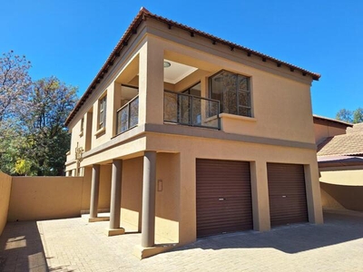Townhouse For Rent In Rhodesdene, Kimberley