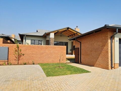Townhouse For Rent In Six Fountains, Pretoria