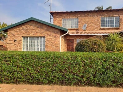 Townhouse For Rent In Weltevreden Park, Roodepoort