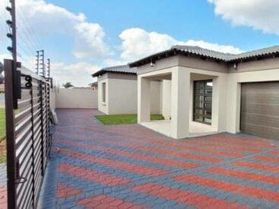 Townhouse For Sale In Aerorand, Middelburg