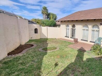 Townhouse For Sale In Heuwelsig, Bloemfontein