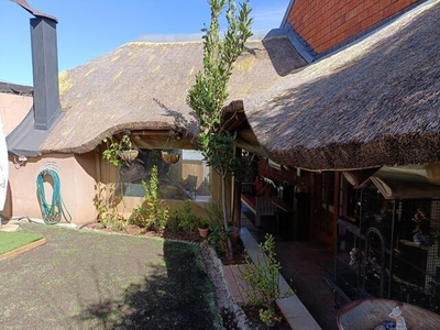 Townhouse For Sale In Langenhovenpark, Bloemfontein