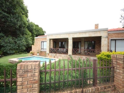 3 Bedroom House For Sale in Featherbrooke Estate